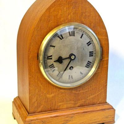 Oak mantle clock c. 1910-20, made in England