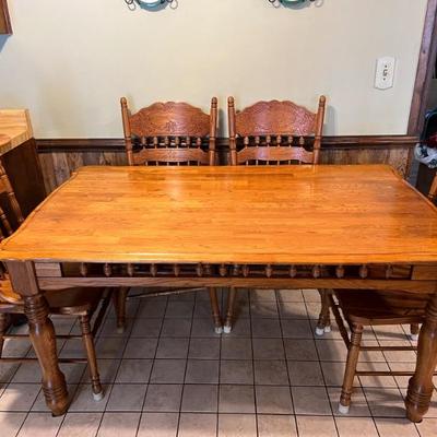 Oak table w/4 chairs. $400