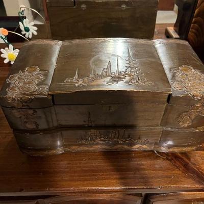 Hand carved Asian jewelry box needs to be repaired $20