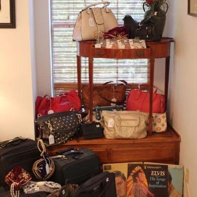 Dooney & Bourke designer hand bag has sold