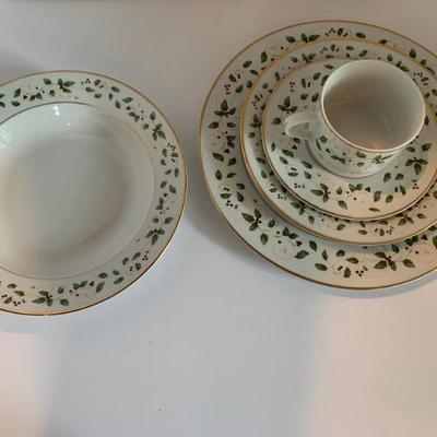 Wallace Silversmiths Fine Porcelain Holiday Vine.  60 pc