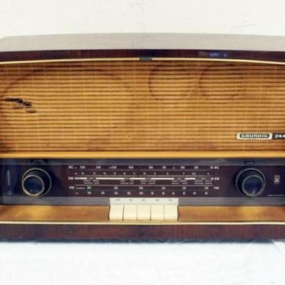 1234	GRUNDIG 2440 MULTI BAND TABLE RADIO	GRUNDIG 2440 MULTI BAND TABLE RADIO, UNTESTED AND SOLD AS IS, APPROXIMATELY 8 IN X 21 IN X 13 IN...
