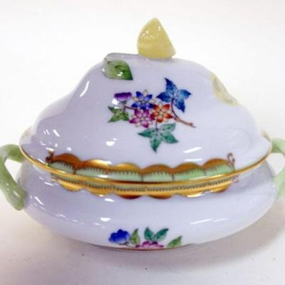 1203	HEREND HAND PAINTED COVERED DISH	HEREND HAND PAINTED COVERED DISH, APPROXIMATELY 6 IN X 4 IN HIGH
