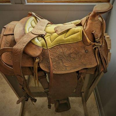 Giddyup!! This is an excellent Saddle King Saddle and wooden saddlehorse!