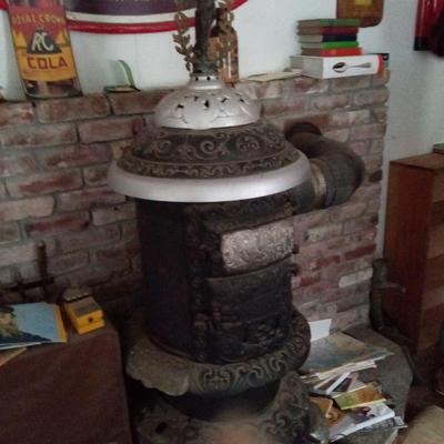 Antique ROUND OAK WOOD Stove $1225 w/ Indian Finial - located in Southborough MA
