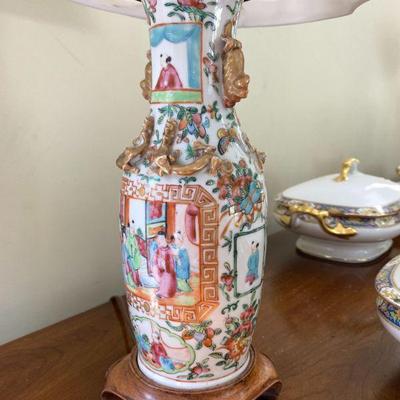 Detailed Asian vase /lamp 