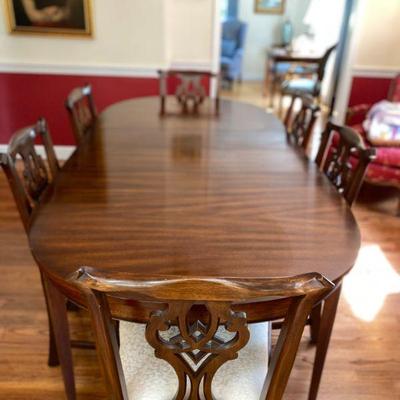 Fabulous dining room set ~ 3 leaves, protective pads , 6 side chairs and 2 arm chairs ~ LOOK at that table top ! 