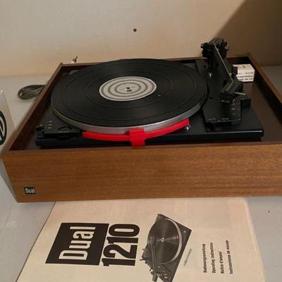 Amazing Dual turntable, lid has small crack