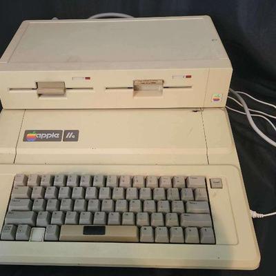 Apple II Computer                            https://ctbids.com/estate-sale/17744/item/1773541