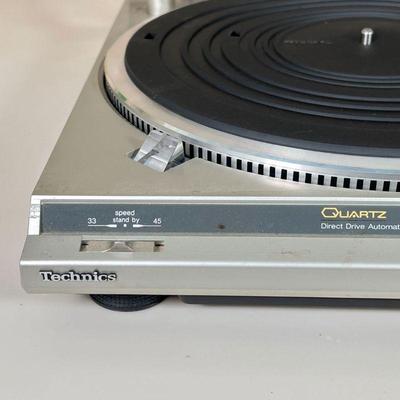 TECHNICS RECORD PLAYER | Vinyl records player / turntable, Technics model SL-QD35, Quartz Direct Drive Automatic Turntable System, made...