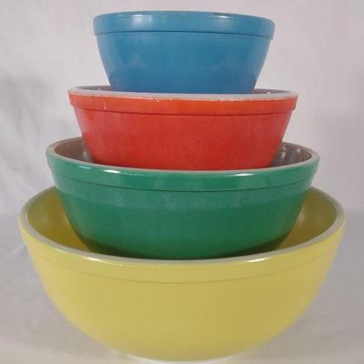 Vintage Pyrex Nesting Mixing Bowl Set