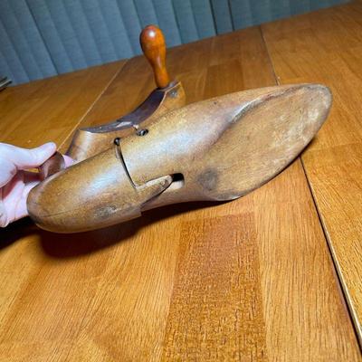 VINTAGE COBBLERS LAST | Wooden cobblers lasts with rotating heel piece - l. 10 in.