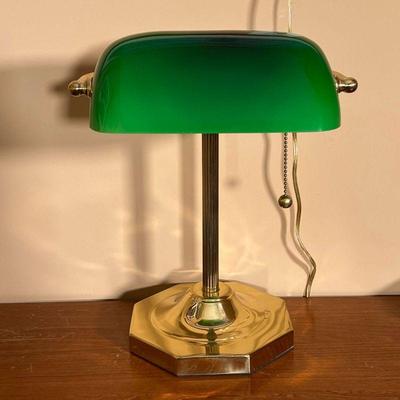 BANKER'S LAMP | Emeralite-type banker's desk lamp, with a green glass shade on a ribbed brass column attached to an octagonal base - h....