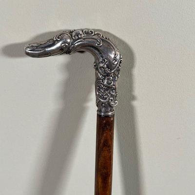 SILVER HANDLED WALKING STICK | Cane with a repousse sterling silver handle - l. 33 in.