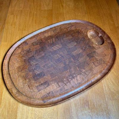 LARGE WOODEN CUTTING BOARD | Large oval wooden cutting board with indented rim and raised on small feet - l. 20-1/2 x w. 15 in.
