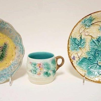 1085	3 PIECE ANTIQUE MAJOLICA LOT, 2 PLATES & MUG, LARGEST PLATE IS APPROXIMATELY 8 1/2 IN
