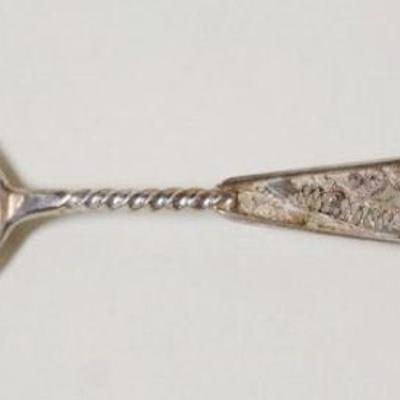 1047	800 SILVER SPOON W/FINELY WORKED HANDLE APPROXIMATELY 6 IN
