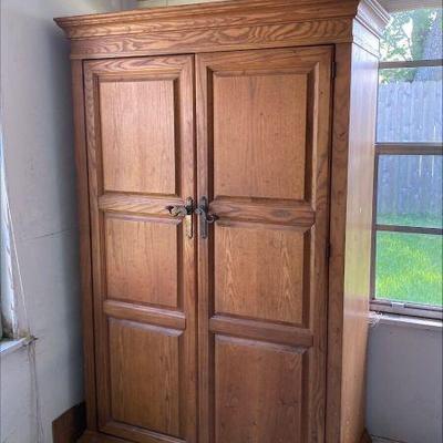 https://www.ebay.com/itm/125528293574	NW1023 BAR CLOSET CUPBOARD MEASURES APPROX 17.5 X 68 X 44.25 INCHES
