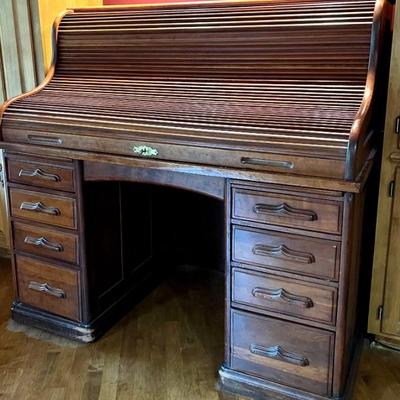 Vintage Rand Leopold Roll Top Desk in good condition with light wear. Measures 53.2" x 31" x 51".
