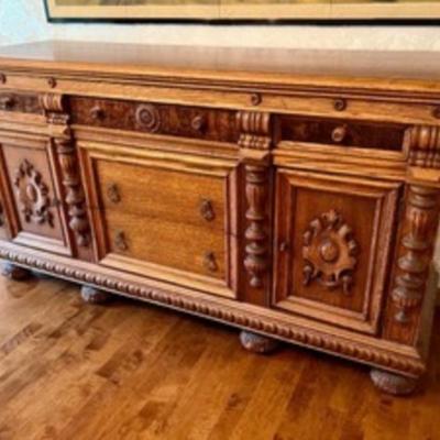 Beautiful Antique Jacobean Credenza in very good condition with a gorgeous finish. 

Measures 69.5" x 22" x 37.2" h.