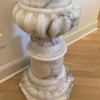 White veined marble carved pedestal 20th Century (44