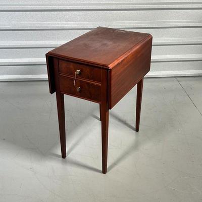 MAHOGANY PEMBROKE TABLE  |
Two drawers over square tapering legs, with two leaves (ea. w. 8-1/2 in.) - overall h. 26-1/4 x 14-1/4 x 21 in.