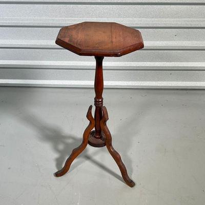 ANTIQUE PLANT STAND  |
19th century, hand carved, octagonal top with a tripod base - h. 27-1/2 x 13-1/4 x 13-1/4 in.