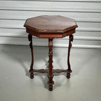 OCTAGONAL SIDE TABLE  | With sculpted apron over carved ram's head legs - h. 28 x 21 x 21 in.