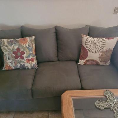 This is the sofa that matches the loveseat in the previous picture