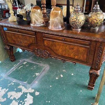Beautiful desk in excellent condition $100
Text for appointments or but now, only items in photos available 909 499-0708 