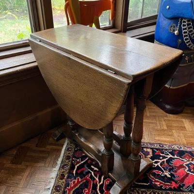 Sheraton style gate legged butterfly/drop leaf table