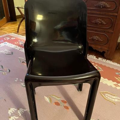 black plastic chair by Artmede