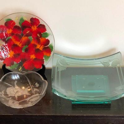 WST037 - ETCHED GLASS BOWLS AND HIBISCUS PLATE