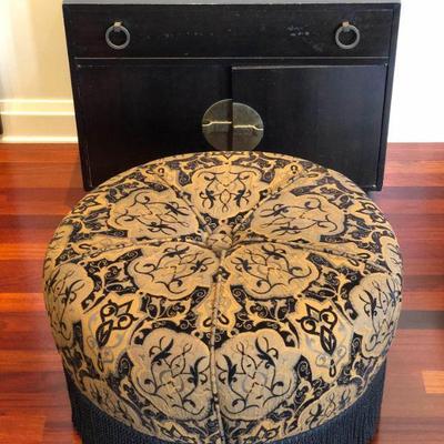 WST033 - WOODEN CABINET AND OTTOMAN