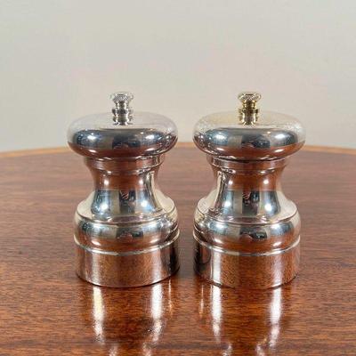 (2pc) PAIR STERLING SALT & PEPPER  |
Sterling silver salt/pepper grinders with English hallmarks - h. 4 in.