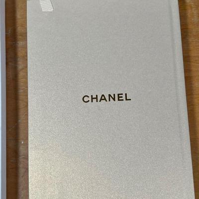CHANEL NOTEBOOK  |
Fun notebook with plain and patterned pages, with a mounted lionhead on the cover, in original Chanel box - l. 6 x h....