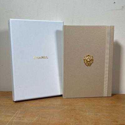 CHANEL NOTEBOOK  |
Fun notebook with plain and patterned pages, with a mounted lionhead on the cover, in original Chanel box - l. 6 x h....
