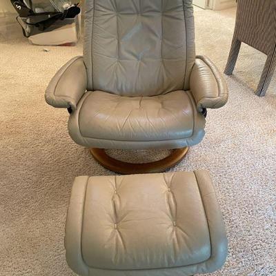 SOLD - THIS ITEM ONLY AVAILABLE FOR SALE NOW - Cream Ekornes Stressless Leather Recliner Chair & Matching Ottoman Large 
