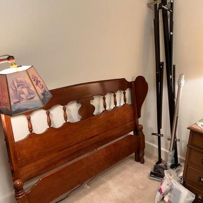 Full bed w/queen frame $175