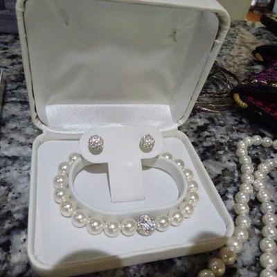 Pearl necklace, bracelet and ear rings