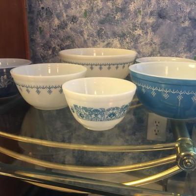 Vintage Pyrex bowls 