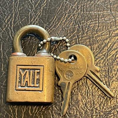 Vintage Yale padlock w/ keys