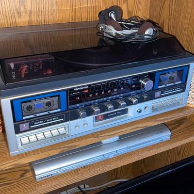 Vintage Soundesign stereo w/ turntable / record player 