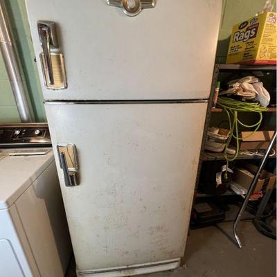 Vintage 1950s General Electric Refrigerator/Freezer - Turns On!