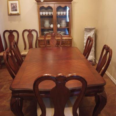 Formal dining room table seats 10 w/ leaves