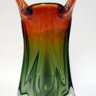 1166	ART GLASS AMBER TO GREEN VASE, APPROXIMATELY 12 1/2 IN HIGH

