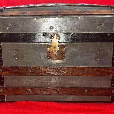 1860's Childâ€™s Camel Back
A beautiful, restored barrel top childâ€™s or sample trunk. This truly shows how they built the samples...