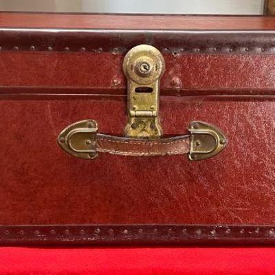 1900's Red Army Like Locker
This would be considered a 1900s piece. A very nice clean piece.

*Please note we can ship this item...