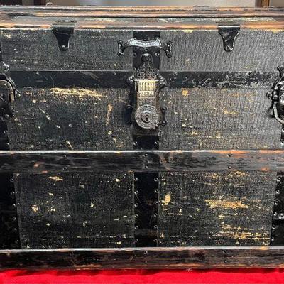 Flat Top Trunk Featuring J.H. Sessions Latches
A simple canvas flat top but with J.H. Sessions latches and a beautiful brass lock....