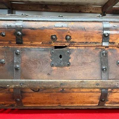 1800's Four Ban Jenny Lind
A very old 4 ban Jenny Lind. With original brass buttons and a good chance that the lock plate is brass....